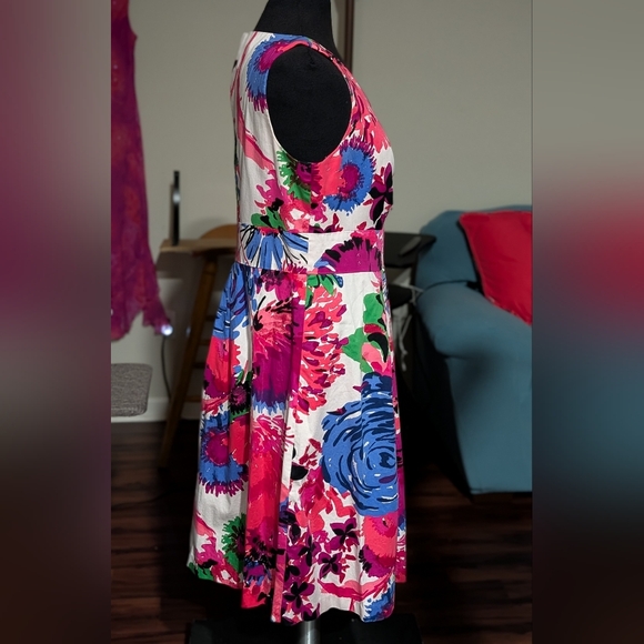Curve Hugging Vibrant Floral V-Neck Sleeveless Dress - Picture 4 of 7